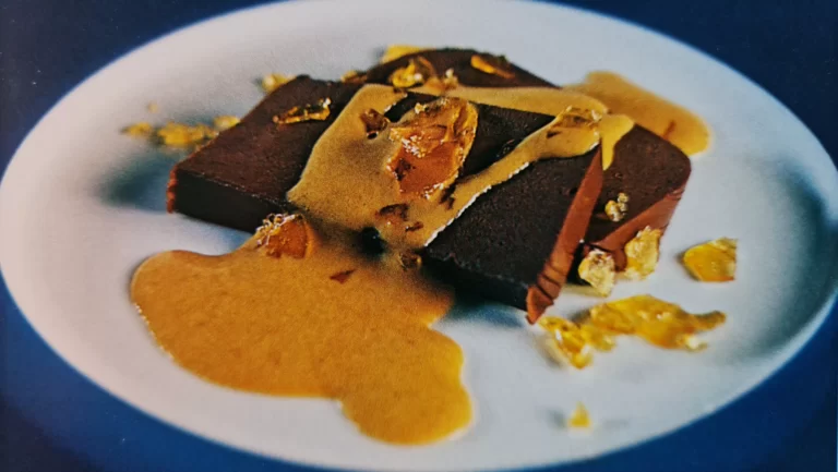 Marquise de Chocolate ao molho Caramelo